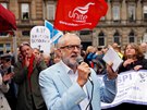 Lídr opoziních labourist Jeremy Corbyn vystoupil na demonstraci proti...