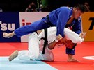 Luká Krpálek (v bílém) a Korejec Kim Min-ong v semifinále mistrovství svta v...