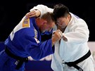 Luká Krpálek (v modrém) a Japonec Hisajoi Harasawa ve finále mistrovství...