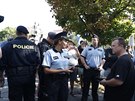 Policie Jiího ernohorského odvedla na stanici, aby podal vysvtlení. (30....
