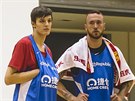 Vít Krejí (vlevo) a imon Purl na tréninku eských basketbalist, oba se do...