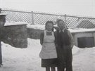 Hildegarda Zemanová, rozená Morávková na snímku s kamarádem ve slub u Urban...