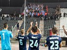 AKUJEM! Fandové Slovanu Bratislava tleskají fotbalistm, kteí práv v Soluni...