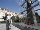 Praha 6 se rozhodla zakrýt sochu marála Konva plachtou, do hodiny ji nkdo...