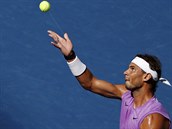 panl Rafael Nadal si nadhazuje mek na servis ve tetm kole US Open.