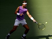 Rafael Nadal ze panlska hraje forhend ve tetm kole US Open.