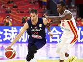 Srbsk basketbalista Stefan Jovi obchz Josho Antonia z Angoly.