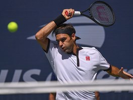 vcar Roger Federer hraje forhend ve tetm kole US Open.