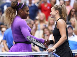 Karolína Muchová (vpravo) gratuluje Seren� Williamsové k postupu do osmifinále...
