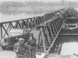 Přeprava Němců po pontonovém mostě přes Vislu při dobývání Polska