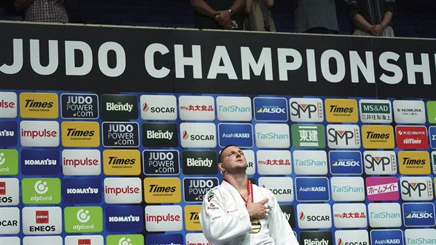 HYMNA. Judista Lukáš Krpálek se zlatou medailí pro mistra světa v kategorii nad 100 kilogramů.