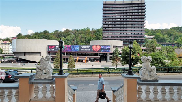 Karlovarský lázeňský hotel Thermal pohledem ze Zahradní ulice.