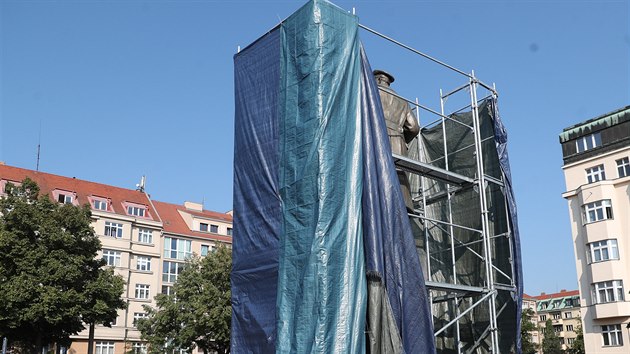 V noci na sobotu dva mladci chtli strhnout plachtu z pamtnku marla Konva na Praze 6. (31. srpna 2019)