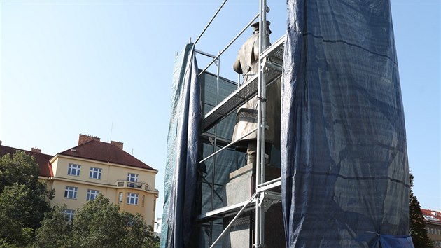 V noci na sobotu dva mladíci chtěli strhnout plachtu z památníku maršála Koněva na Praze 6. (31. srpna 2019)