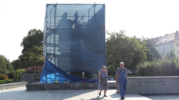 V noci na sobotu dva mladci chtli strhnout plachtu z pamtnku marla Konva na Praze 6. (31. srpna 2019)