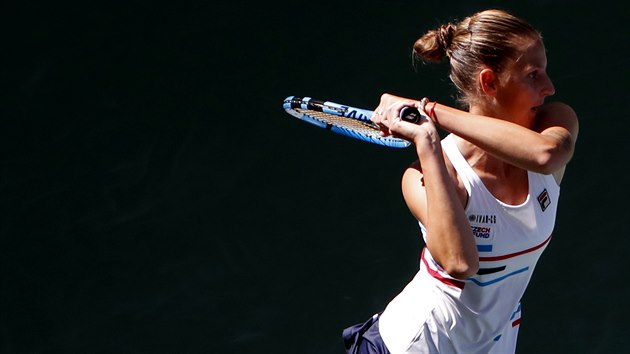 Karolna Plkov hraje bekhend ve tetm kole US Open.