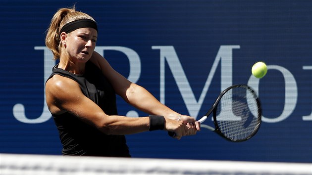Karolna Muchov hraje bekhend ve tetm kole US Open.