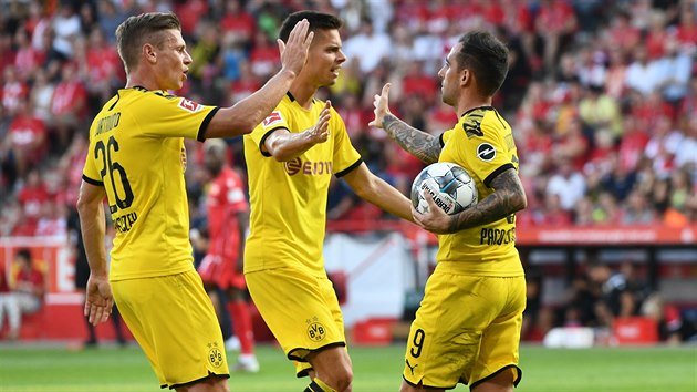 Fotbalist Dortmundu se raduj z branky v duelu s Unionem Berln.