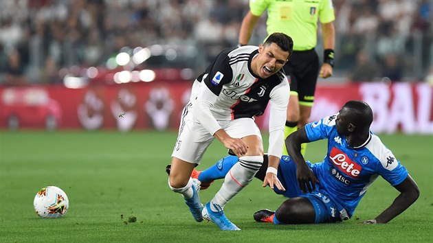 Cristiano Ronaldo z Juventusu (vlevo) pad po stetu s Kalidouem Koulibalym z Neapole.