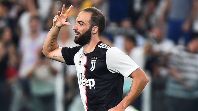 Gonzalo Higuan z Juventusu slav svj zsah do st Neapole.