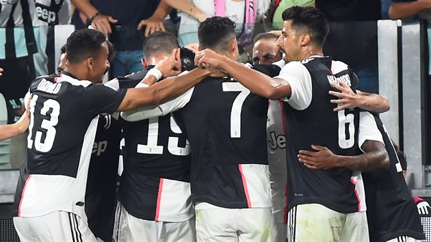 Fotbalist Juventusu se raduj z branky v utkn s Neapol.