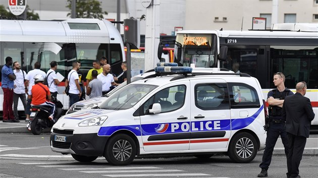 Dva mui, jeden z nich ozbrojen noem, odpoledne ve mst Villeurbanne u Lyonu zabili lovka a dal zranili. (31. srpna 2019)
