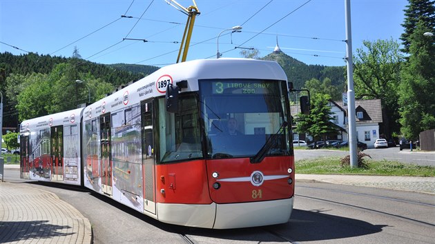 K jetdskmu arelu zajd tramvaj.