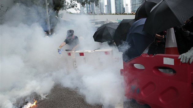 Policie v Hongkongu nasadila proti demonstrantm slzn plyn a vodn dla (31.8.2019)