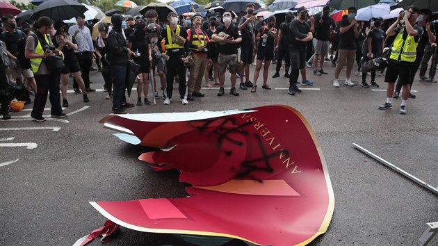 Demonstranti v Hongkongu poniili plakt oslavujc nskou vldu (31.8.2019)