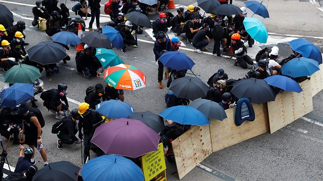 Policie v Hongkongu se kryj ped polici. (31.8.2019)