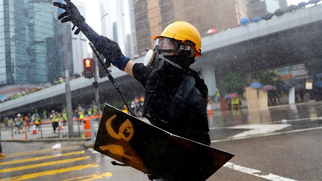 Demonstrant v Hongkongu je pokropen vodnm dlem. (31.8.2019)