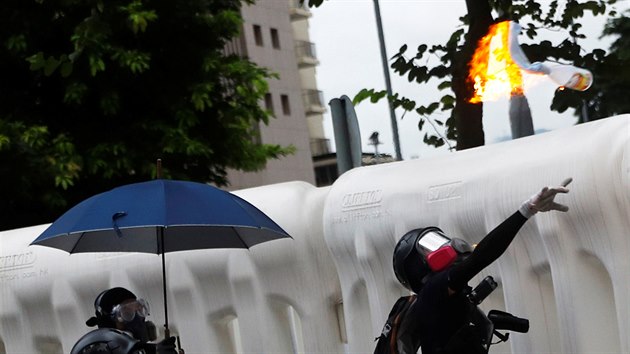 Demonstrant v Hongkongu hz zpalnou lhev na vldn budovu. (31.8.2019)