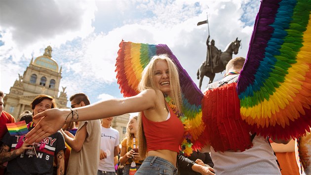 Na Václavském náměstí v Praze se scházeli účastníci průvodu hrdosti gayů, leseb, bisexuálů a translidí (LGBT) Prague Pride Parade.