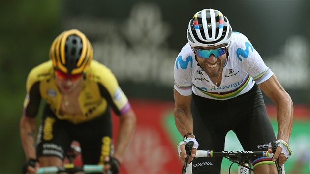 Alejandro Valverde uniká v sedmé etapě Vuelty, za jeho zády dře Primož Roglič.