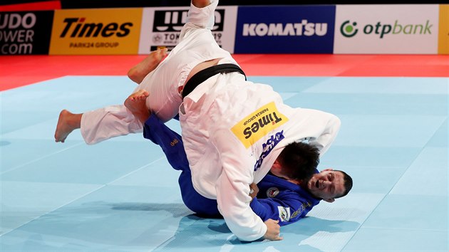 Lukáš Krpálek (v modrém) a Japonec Hisajoši Harasawa ve finále mistrovství světa v Tokiu.