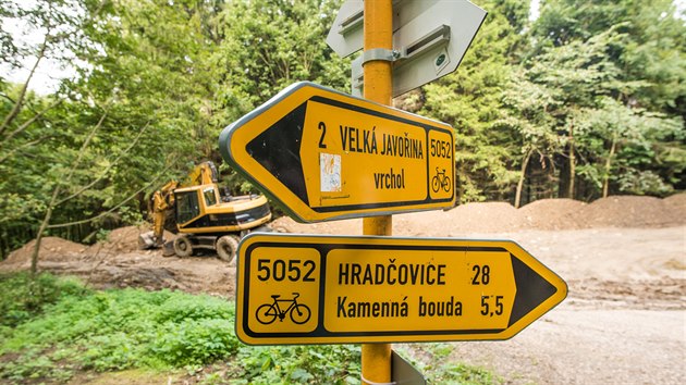 Spolenost Lesy R opravuje rozbitou cyklotrasu k vrcholu Velk Javoiny.