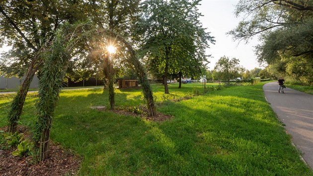 Neudrovanou plochu u Mlnskho potoka a frekventovan cyklostezky smujc na koupalit Podbrady v olomouck Betislavov ulici petvoili mstn lid pedevm ze tvrt epn a Hejn bhem dvou let v park mimo jin s ovocnmi i okrasnmi stromy a kei, jeho podobu si pedtm sami navrhli.