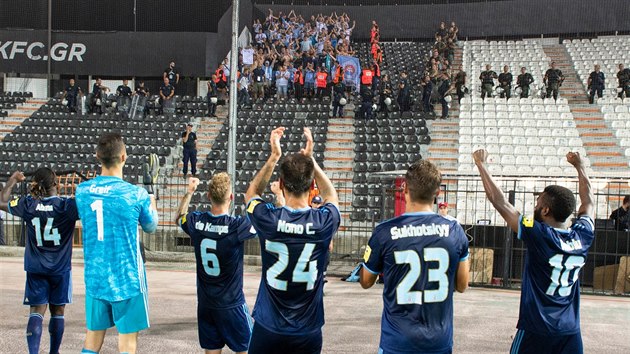 AKUJEM! Fandov Slovanu Bratislava tleskaj fotbalistm, kte prv v Soluni uhrli postup do skupiny Evropsk ligy.