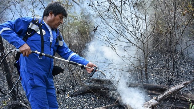 Bolvijsk prezident Evo Morales pomhal pi haen por Amazonie. (30. srpna 2019)