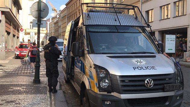 Policie zasahovala v Hradebn ulici v Praze. Zavolala ji ena, kter mla obavy o svho syna. Policist ho v byt nali mrtvho. (30. srpna 2019)