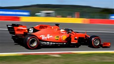 Sebastian Vettel z Ferrari pi prvním tréninku na Velkou cenu Belgie.