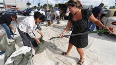 Obyvatelé Floridy plní pytle s pískem. K pobřeží se blíží hurikán Dorian, který...