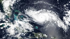 Satelitní snímky hurikánu Dorian, který zesílil na boui tvrté kategorie a...