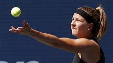 Karolína Muchová si nadhazuje míek na podání ve tetím kole US Open.