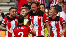 Fotbalisté Southamptonu oslavují gól stopera Jannika Vestergaarda (. 4) v...