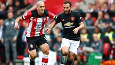 Oriol Romeu ze Southamptonu (vlevo) a Juan Mata z Manchesteru United sprintují...