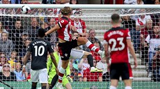 Jannik Vestergaard ze Southamptonu (uprosted) dává gól do sít Manchesteru...