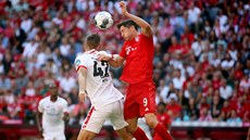 Robert Lewandowski z Bayernu Mnichov (vpravo) a Alexander Hack z Mohue svádjí...