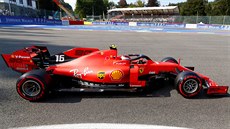 Charles Leclerc projídí se svým vozem Ferrari kvalifikací na Velkou cenu...