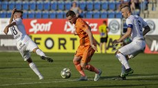 Muris Meanovi z Mladé Boleslavi (uprosted) se snaí uvolnit proti pesile...